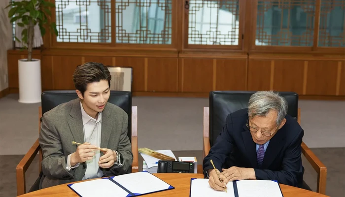 RM BTS dinobatkan sebagai duta global National Museum of Korea (NMK). Dalam foto terlihat RM bersama direktur NMK You Hong June.
