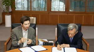 RM BTS masuk list posisi #9. Leader grup BIGHIT MUSIC ini belum lama dinobatkan sebagai Duta Warisan Budaya Korea Selatan oleh National Museum of Korea. (Foto: dok. Instagram @nationalmuseumofkorea_global)