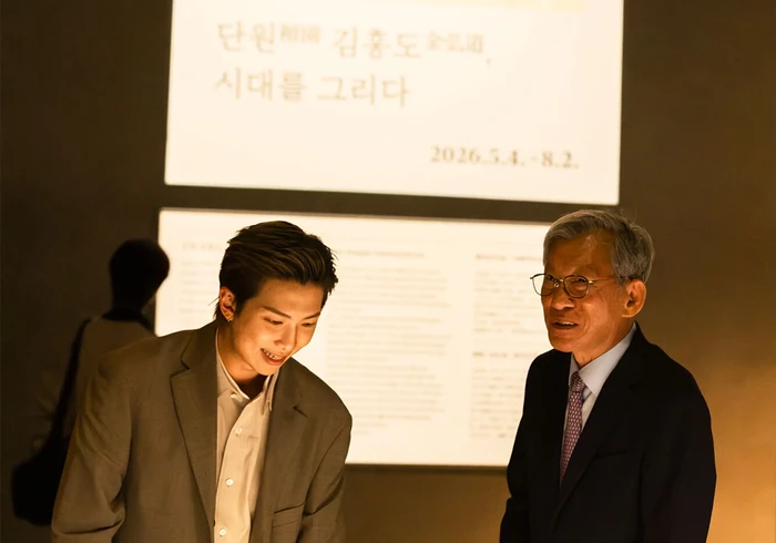 RM BTS dinobatkan sebagai duta global National Museum of Korea (NMK). Dalam foto terlihat RM bersama direktur NMK You Hong June.