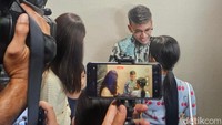 Momen Emosional Ruben Onsu Jumpa Thalia-Thania Jelang Umrah