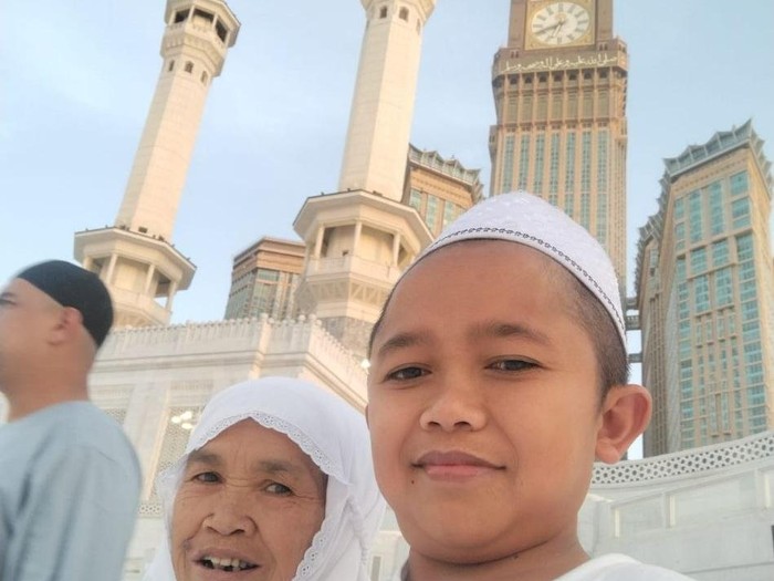 Kisah inspiratif datang dari tanah suci Madinah. Sabar Munasir (35), seorang jemaah haji asal Kabupaten Wonosobo, Jawa Tengah, membuktikan bahwa keterbatasan ekonomi dan pendidikan bukan penghalang untuk menjemput berkah Allah SWT.