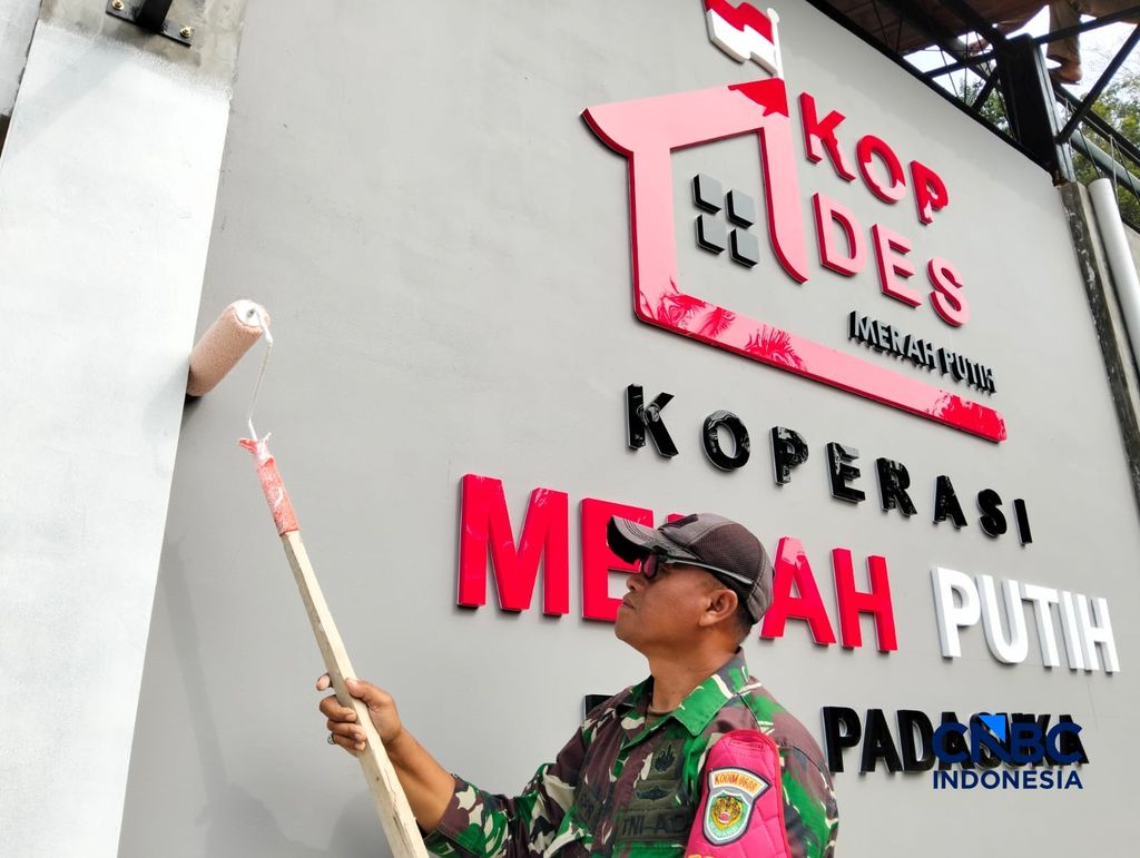 Salah satu program prioritas pemerintahan Prabowo-Gibran adalah Koperasi Desa/Kelurahan Merah Putih (KDMP) terus dipercepat pengerjaan fisiknya. Di salah satu desa terpencil di Jawa Barat Selatan, Desa Padasuka, Kecamatan Cibinong, progres fisik sudah tahap finisihing. (CNBC Indonesia/Suhendra)