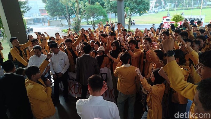 Sejumlah aliansi mahasiswa Unsoed Purwokerto menggelar aksi meminta transparansi pengiriman salah satu mahasiswa ke agenda kunjungan Wapres di gedung rektorat, Senin (22/6/2026).