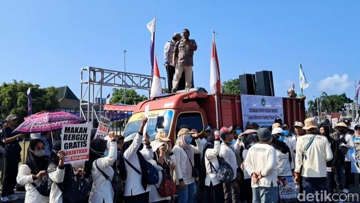 Sejumlah massa menggelar aksi mendukung program MBG berlanjut di kompleks Alun-alun Cilacap, Senin (22/6/2026).