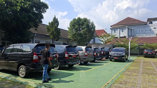 Sejumlah mobil bekas kendaraan dinas yang akan dilelang terparkir di halaman kantor BKAD NTB, Senin (22/6/2026). (Foto: Ahmad Viqi/detikBali)