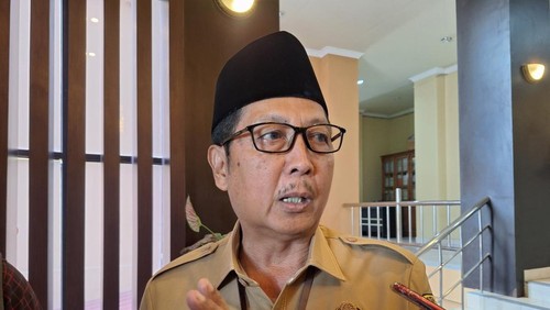 Sekda Mataram, Lalu Alwan Basri, saat diwawancarai, Senin (22/6/2026). (Nathea Citra/detikBali)