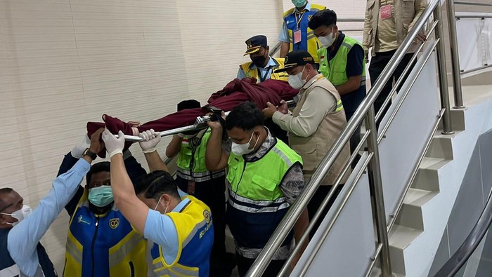 Seorang jemaah haji asal Aceh Timur meninggal dunia di dalam pesawat jelang mendarat di Bandara Sultan Iskandar Muda (SIM). (Foto: PPIH Debarkasi Aceh).