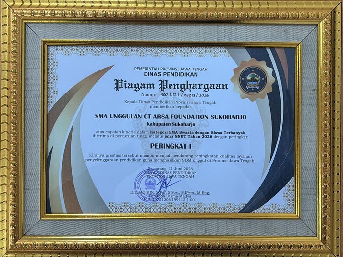Sertifikat penghargaan untuk SMAU CT ARSA Sukoharjo