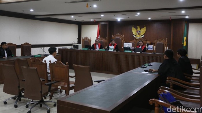Sidang lanjutan perkara Khariq Anhar terkait dugaan pengubahan pernyataan Presiden KSPI Said Iqbal di media sosial ditunda hingga Senin (29/6/2026). Penundaan dilakukan karena ibunda Ketua Majelis Hakim Arlen Veronika meninggal dunia.