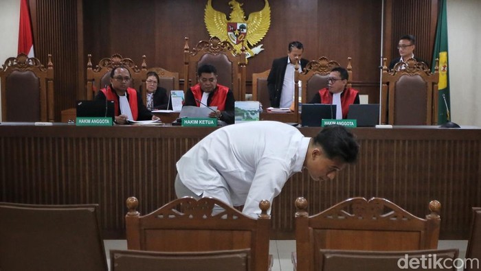 Sidang lanjutan perkara Khariq Anhar terkait dugaan pengubahan pernyataan Presiden KSPI Said Iqbal di media sosial ditunda hingga Senin (29/6/2026). Penundaan dilakukan karena ibunda Ketua Majelis Hakim Arlen Veronika meninggal dunia.