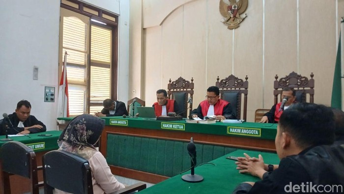 Sidang putusan kasus korupsi eks Plt Kadis PUTR Binjai Ridho Indah Purnama di ruang Cakra 5 PN Medan, Senin (22/6/2026). (Juita Sinuhaji/detikSumut)
