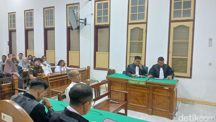 Sidang putusan mantan Kepala BPHL Wilayah II Medan, Kusnadi di PN Medan, Senin (22/6/2026) malam.
(Juita Sinuhaji/detikSumut)