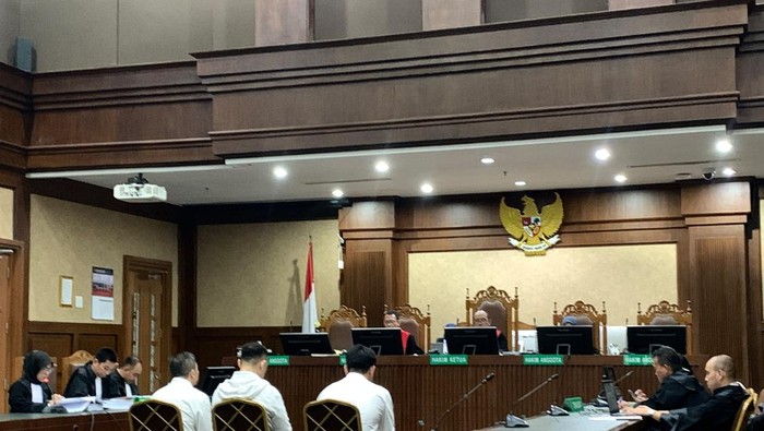 Sidang tuntutan 3 petinggi Blueray Cargo di kasus suap Bea Cukai (Mulia/detikcom)