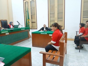 Gelapkan Uang Rp 2 M untuk Pinjol-Obati Ortu, Wanita di Medan Dituntut 4 Tahun Bui