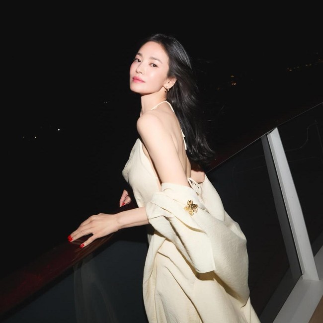 Gaya Song Hye Kyo Pakai Gaun Satin Backless, Hadiri Gala Dinner Guerlain