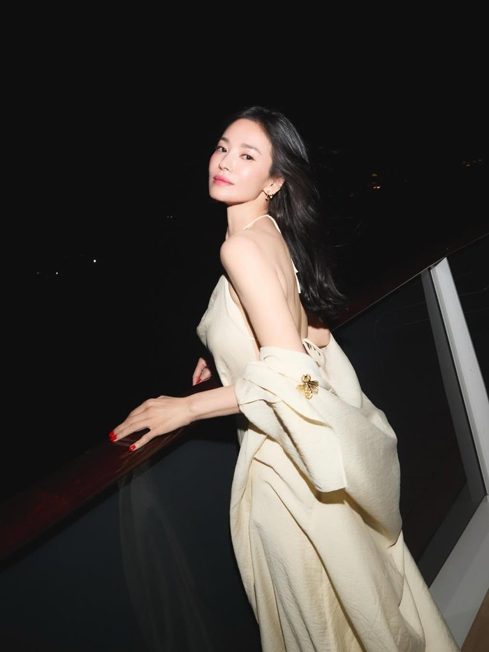Penampilan Song Hye Kyo menghadiri acara gala dinner Guerlain.