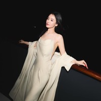 Bintang drama Korea The Glory itu memancarkan keanggunan berpose di atas balkon kapal. Tampil berbalut gaun satin bertali spaghetti keluaran Ses Reves. Foto: dok. Instagram @kyo1122