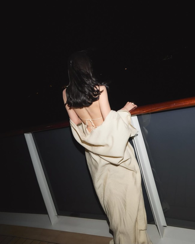 Gaun tersebut menampilkan siluet backless, hanya disatukan dengan dua utas tali yang melintang di tulang punggungnya. Foto: dok. Instagram @kyo1122