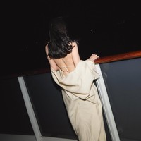 Gaun tersebut menampilkan siluet backless, hanya disatukan dengan dua utas tali yang melintang di tulang punggungnya. Foto: dok. Instagram @kyo1122