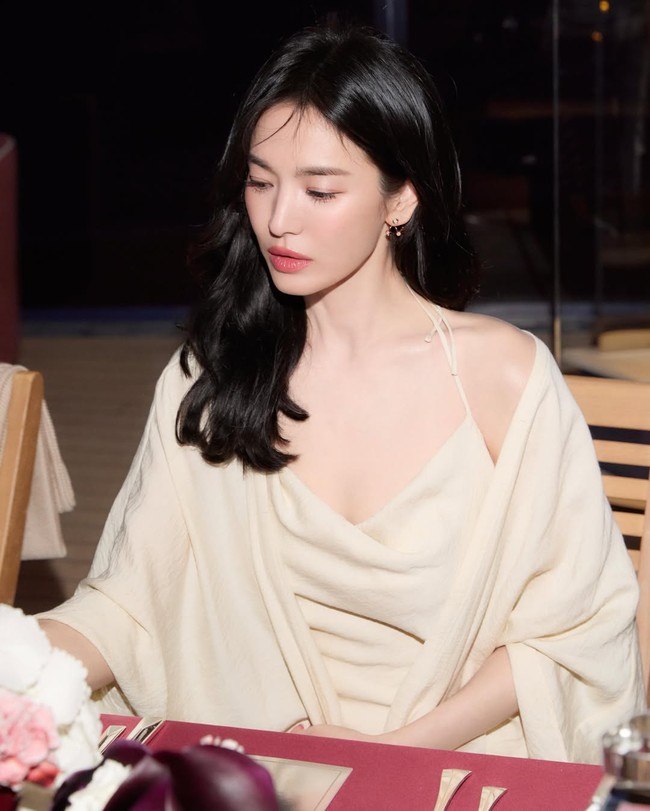 Untuk melengkapi penampilannya, Song Hye Kyo juga membalut tubuhnya dengan jubah panjang senada berwarna krem. Foto: dok. Instagram @kyo1122