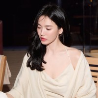 Untuk melengkapi penampilannya, Song Hye Kyo juga membalut tubuhnya dengan jubah panjang senada berwarna krem. Foto: dok. Instagram @kyo1122
