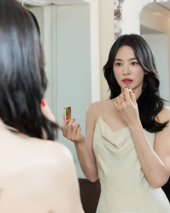 Aura elegannya kian ‘menyala’ di usia kepala empat. Pada November mendatang, mantan istri Song Joong Ki ini akan berulang tahun ke-45. Foto: dok. Instagram @kyo1122