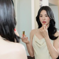 Aura elegannya kian ‘menyala’ di usia kepala empat. Pada November mendatang, mantan istri Song Joong Ki ini akan berulang tahun ke-45. Foto: dok. Instagram @kyo1122