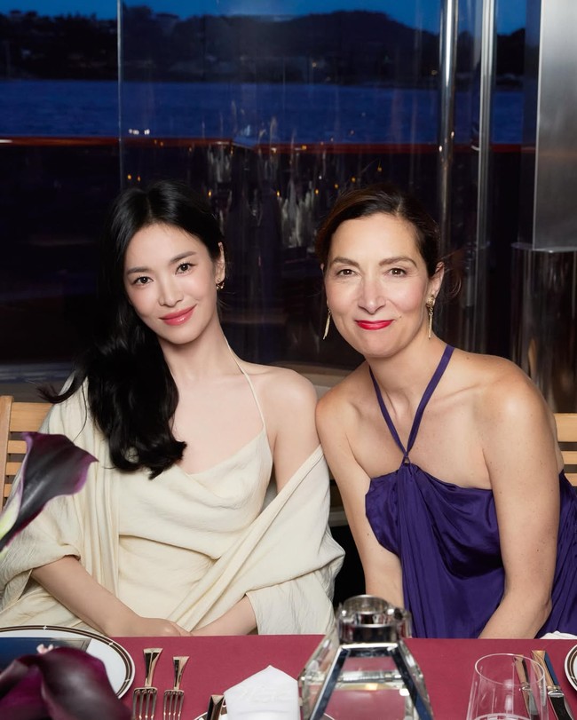 Sebelum menghadiri Guerlain Gala 2026, Song Hye Kyo memukau netizen dengan paras cantiknya jalan-jalan di Cannes. Ia memancarkan kecantikan alaminya dengan riasan tipis, nyaris tampil barefaced. Foto: dok. Instagram @kyo1122