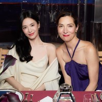 Sebelum menghadiri Guerlain Gala 2026, Song Hye Kyo memukau netizen dengan paras cantiknya jalan-jalan di Cannes. Ia memancarkan kecantikan alaminya dengan riasan tipis, nyaris tampil barefaced. Foto: dok. Instagram @kyo1122