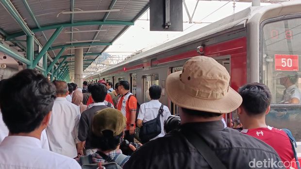 Stasiun JIS Mulai Beroperasi Stasiun KRL JIS mulai beroperasi hari ini, Senin (22/6/2026), stasiun ini akan menghubungkan Stadion Jakarta International Stadium (JIS) dengan layanan KRL Commuter Line.