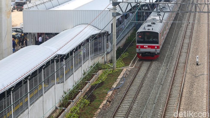 Rangkaian KRL melintas di Stasiun Jakarta International Stadium (JIS), Jakarta, Senin (22/6/2026). Stasiun baru di jalur Tanjung Priok ini resmi dibuka untuk mendukung akses transportasi menuju kawasan JIS.