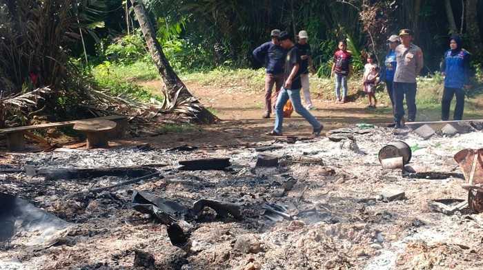 Suami di Luwu Timur bakar rumah pemberian mertua gegara cekcok dengan istri.