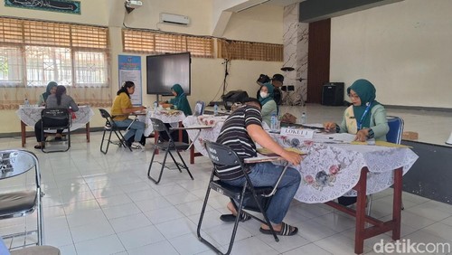 Suasana proses SPMB di SMPN 2 Mataram, Senin (22/6/2026). Nathea Citra/detikBali