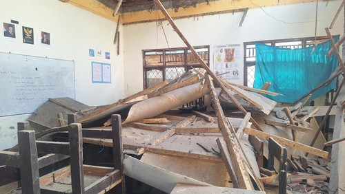 Suasana ruang kelas MTs Badrussalam NW Sekarbela, Mataram, yang ambruk, Senin (22/6/2026). (Nathea Citra/detikBali)