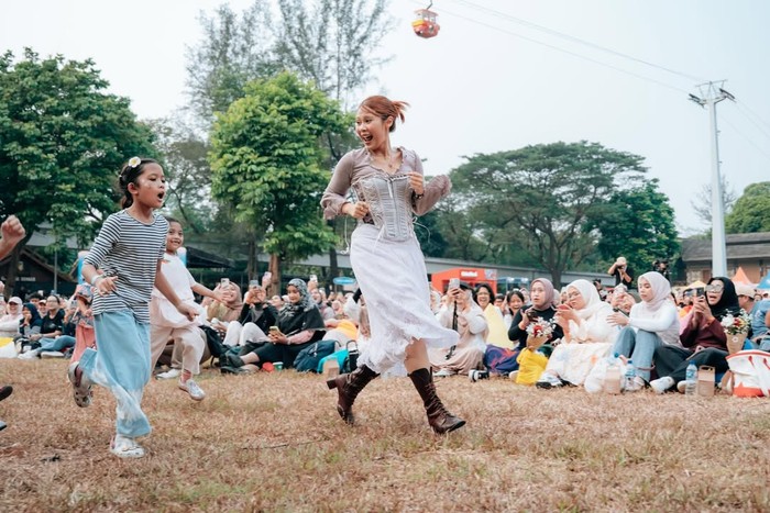 Sunset di Kebun Series 2026 sukses digelar dengan konsep unik yang menggabungkan musik, budaya, dan edukasi lingkungan.