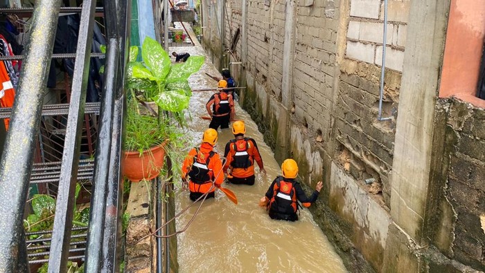 Tim SAR melakukan pencarian bocah 2 Tahun hanyut ke gorong-gorong di Batam. (Foto: Dok Tim SAR)