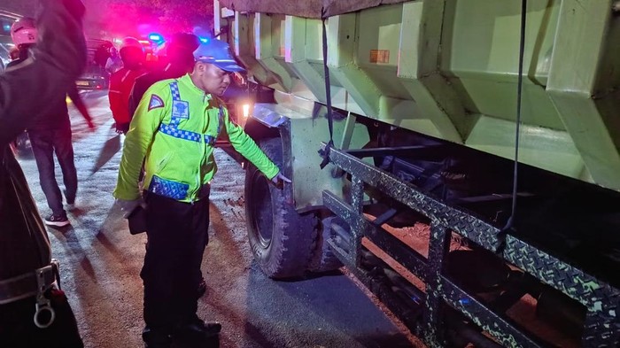 TKP kecelakaan pemotor tabrak truk di Bandung