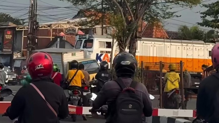 Truk boks tertabrak KA Harina di perlintasan sebidang JPL 1A, Jalan Hasanuddin, Kecamatan Semarang Utara, Kota Semarang, Senin (22/6/2026).