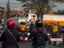Truk Boks Terobos Palang Tertabrak KA Harina di Semarang