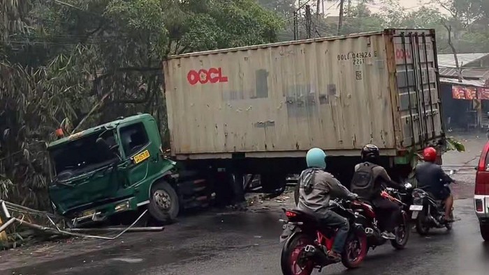 Truk kontainer alami laka tunggal di Malang