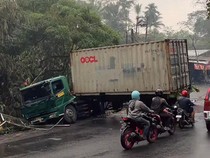 Truk Kontainer Kecelakaan di Kendalpayak Malang