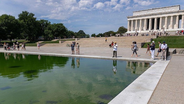 Trump Murka Kolam Refleksi yang Telah Direnovasi Dipenuhi Alga dan Vandalisme