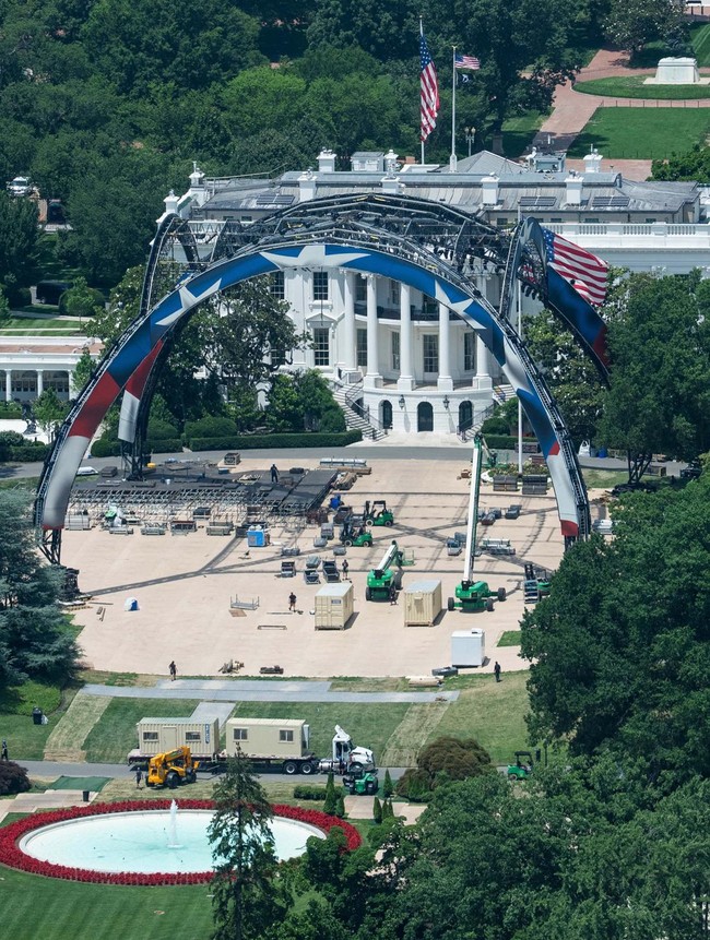 Foto: Arena UFC di Halaman Gedung Putih Dibongkar!