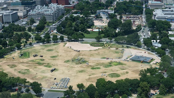 An aerial view shows crews deconstructing the UFC fighting venue on the South Lawn of the White House in Washington, D.C., U.S., June 19, 2026 REUTERS/Aaron Schwartz