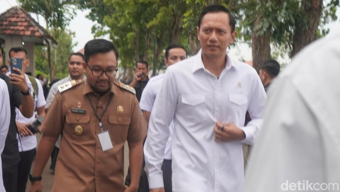 Wakil Bupati Nganjuk, Trihandy Cahyo Saputro (kiri) bersama Menko Bidang Infrastruktur dan Pembangunan Kewilayahan Agus Harimurti Yudhoyono