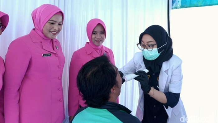 Wandi saat mengikuti proses cek kesehatan gratis di Mapolres Karawang