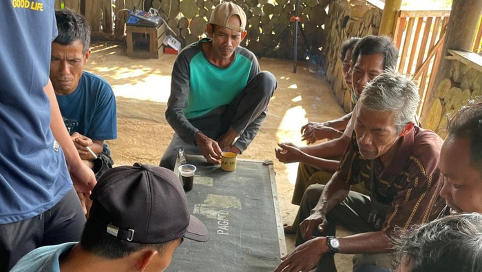 Warga dari lima kampung di Desa Cijaralang, Kecamatan Cimanggu, membuat petisi dengan darah dengan harapan jalan bisa segera dibangun (dok.istimewa)