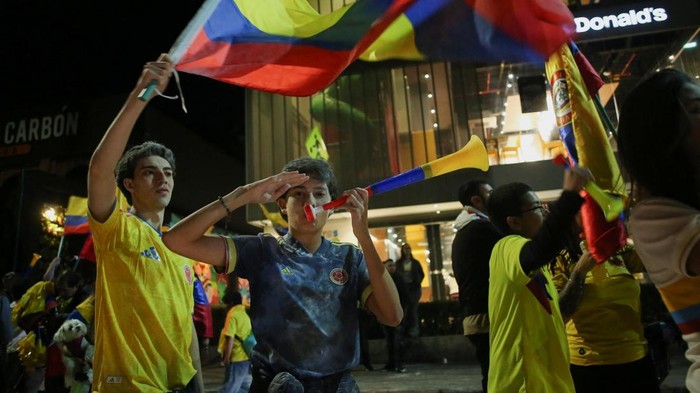 Warga Kolombia tampak antusias mendatangi tempat pemungutan suara (TPS) untuk memberikan hak pilih mereka dalam pemilihan presiden yang digelar pada Minggu (21/6/2026). REUTERS