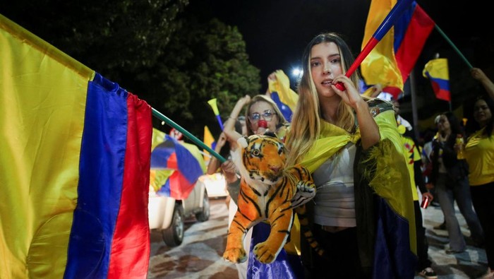 Warga Kolombia tampak antusias mendatangi tempat pemungutan suara (TPS) untuk memberikan hak pilih mereka dalam pemilihan presiden yang digelar pada Minggu (21/6/2026). REUTERS