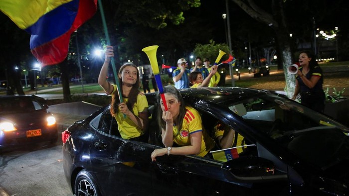 Warga Kolombia tampak antusias mendatangi tempat pemungutan suara (TPS) untuk memberikan hak pilih mereka dalam pemilihan presiden yang digelar pada Minggu (21/6/2026). REUTERS